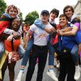 Elenco de "Heartstopper" participou da parada LGBTQIA+ de Londres