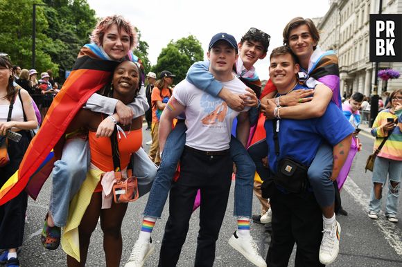 Elenco de "Heartstopper" participou da parada LGBTQIA+ de Londres