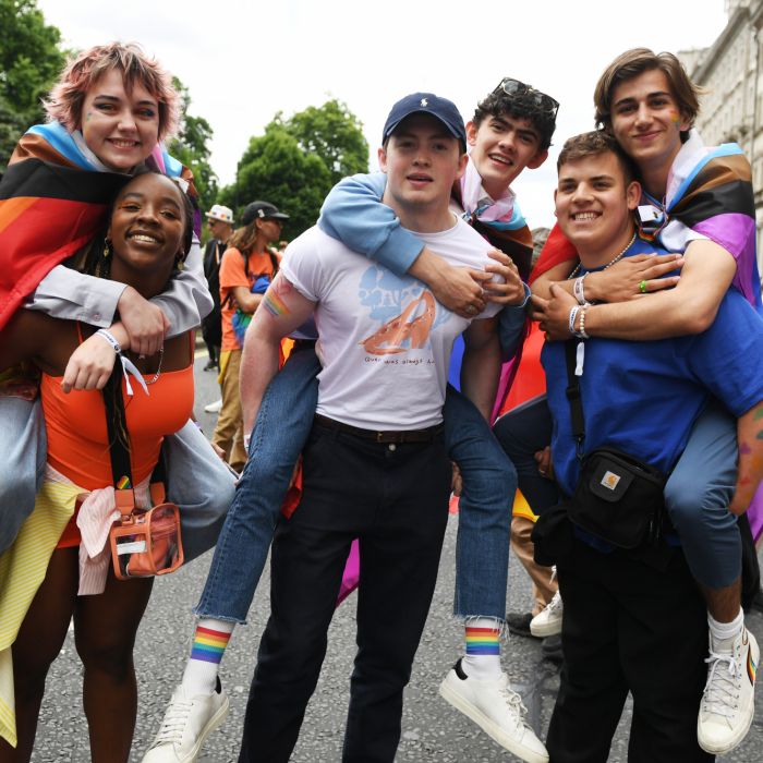 Elenco de &quot;Heartstopper&quot; participou da parada LGBTQIA+ de Londres