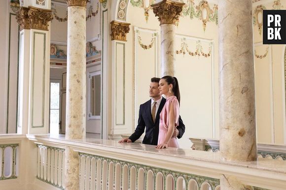 "Casamento às Cegas Brasil 2" é produção Netflix e apresentado por Camila Queiroz e Klebber Toledo