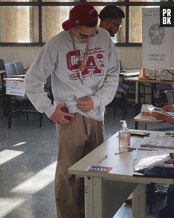 João Guilherme compartilha foto sua indo votar de boné com o símbolo do PT em apoio ao Lula