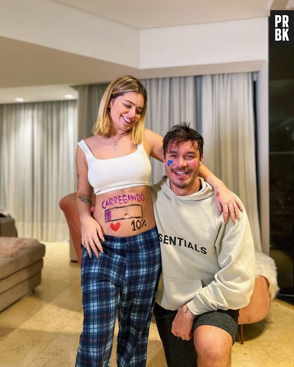 Viih Tube e Eliezer, que participaram do "BBB", revelaram que o chá revelação para descobrir o sexo do bebê do casal terá o reality show como tema