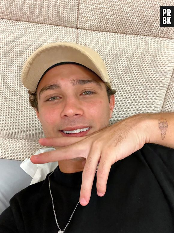 André Luiz Frambach mostrou tatuagem para Larissa Manoela no último domingo (16)