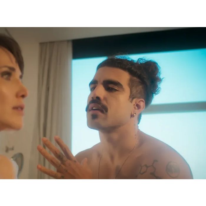 &quot;Todas As Flores&quot;: Pablo (Caio Castro) descobre que Rafael é o novo namorado de Maíra e conta tudo para Vanessa
