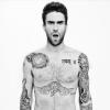 Cheio de tatuagens pelo corpo, Adam Levine esbanja boa forma