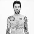 Cheio de tatuagens pelo corpo, Adam Levine esbanja boa forma