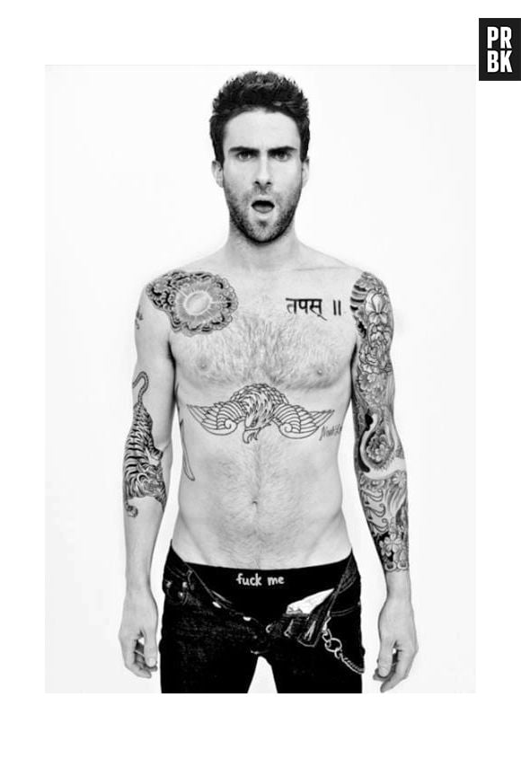 Cheio de tatuagens pelo corpo, Adam Levine esbanja boa forma