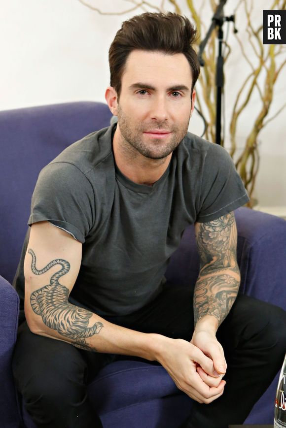 Adam Levine é um colírio para os olhos das mulheres