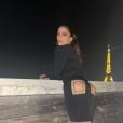 Anitta posa com parte do bumbum à mostra em viagem a Paris