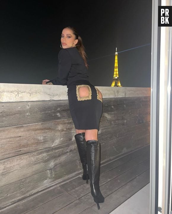 Anitta posa com parte do bumbum à mostra em viagem a Paris