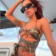 Anitta sensualiza com biquíni transpassado em passeio de barco
