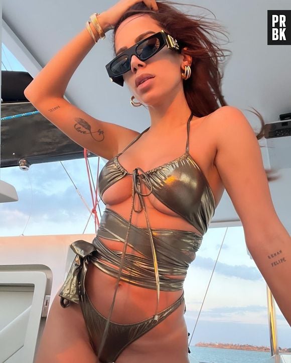 Anitta sensualiza com biquíni transpassado em passeio de barco