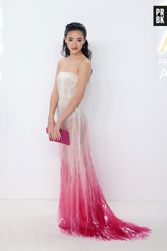 Minnie Mills, de "O Verão que Mudou Minha Vida", no CFDA Awards 2022 com vestido Bach Mai