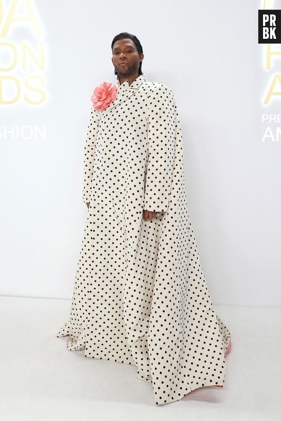 Law Roach foi com look ousado no CFDA Awards 2022