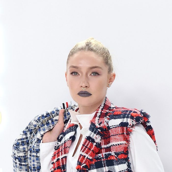 Gigi Hadid, de  Thom Browne,  no CFDA Awards 2022