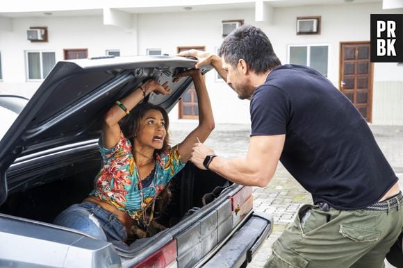 Moretti (Rodrigo Lombardi) tinha proibido Oto (Romulo Estrela) de namorar Brisa (Lucy Alves) após eles serem presos em "Travessia"