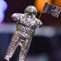 Troféu do VMA perdido? Prêmio vai parar em bar de BH. Saiba como!