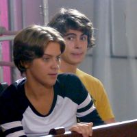 Novela "Malhação": Karina (Isabella Santoni) se irrita com Vicki (Manu Gavassi) e parte pra cima!