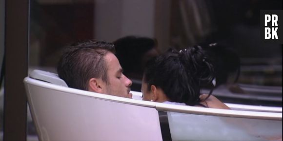 Rafael e Talita aproveitam banheira do quarto do Líder no "BBB15"