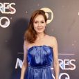 Melhores do Ano 2022: Camila Morgado investe em um vestido tomara que caia azul cintilante em prêmio