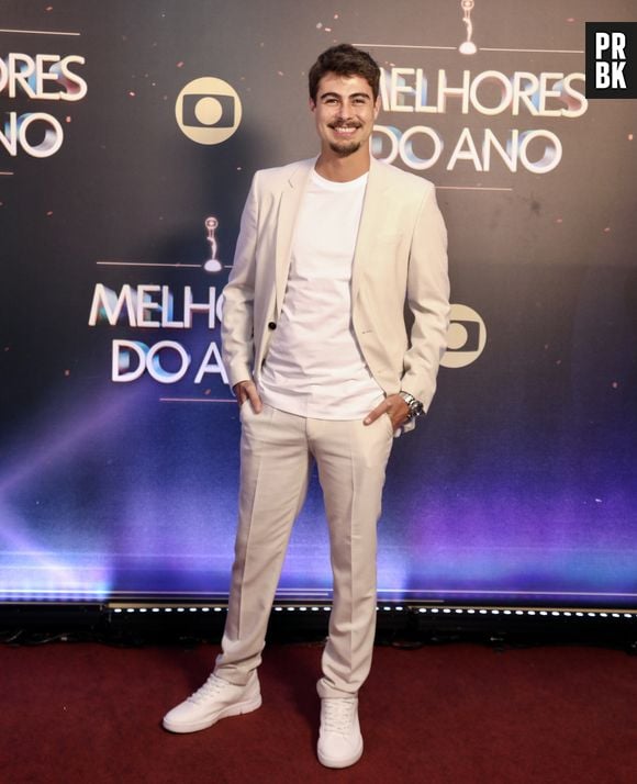 Melhores do Ano 2022: Rafael Vitti usa look monocromático off white para prêmio