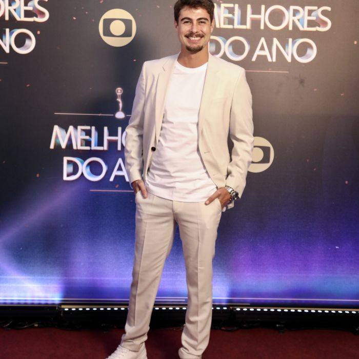 Melhores do Ano 2022: Rafael Vitti usa look monocromático off white para prêmio