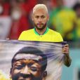 Neymar segura faixa em homenagem a Pelé, em jogo da Copa do Mundo