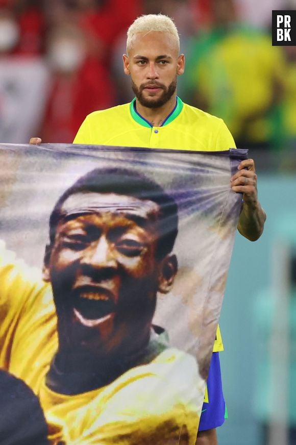 Neymar segura faixa em homenagem a Pelé, em jogo da Copa do Mundo