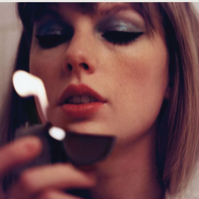 Prévia do videoclipe de &quot;Lavender Haze&quot; mostra Taylor Swift em um quarto com bastante fumaça roxa