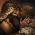 Em novo clipe de Kanye West, "Bound 2", o rapper troca beijos calientes com sua noiva Kim Kardashian
