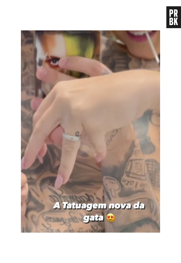 Mel Maia tatua inicial de Daniel em seu dedo anelar