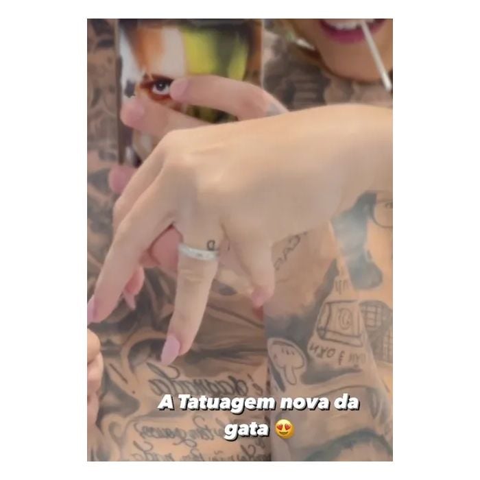 Mel Maia tatua inicial de Daniel em seu dedo anelar