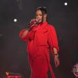 O perfil Visatgé analisa looks dos famosos, como o de Rihanna no Super Bowl