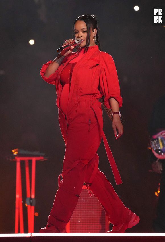 O perfil Visatgé analisa looks dos famosos, como o de Rihanna no Super Bowl