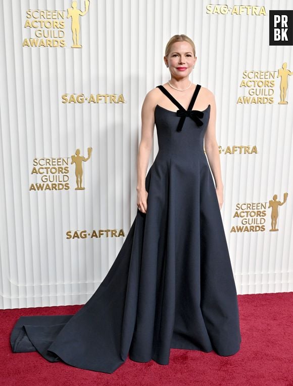 Michelle Williams de Dior Alta-Costura no SAG SAwards 2023