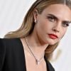 Delevingne combinou o vestido com joias de diamantes da De Beers e sandálias plataforma da Casadei