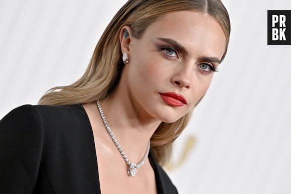 Delevingne combinou o vestido com joias de diamantes da De Beers e sandálias plataforma da Casadei