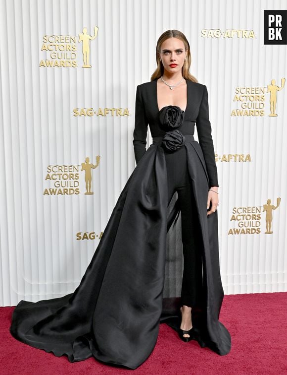 Cara Delevingne apostou em uma uma roupa volumosa que na verdade era um macacão com sobressaia da grife Carolina Herrera