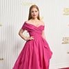 Jessica Chastain usou vestido de tafetá vermelho com corpete drapeado assimétrico e fenda alta da coleção prêt-à-porter Primavera/Verão 2023 de Zuhair Murad