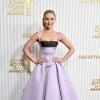 Kathryn Newton, co-estrela de "Homem-Formiga e a Vespa: Quantumania", usou vestido midi de seda lilás com tule preto exposto era da coleção Outono/Inverno 2023 de Carolina Herrera