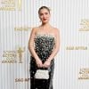 Haley Lu Richardson elegeu um vestido sem alças de lantejoulas, enfeitado com pérolas, da coleção pré-outono 2023 de Wes Gordon para Carolina Herrera