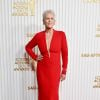 Jamie Lee Curtis usou um vestido de crepe vermelho Romona Keveza, com decote em V profundo e saia canelada