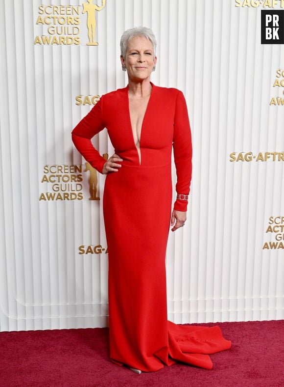 Jamie Lee Curtis usou um vestido de crepe vermelho Romona Keveza, com decote em V profundo e saia canelada