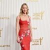 Emily Blunt escolheu um vestido vermelho brilhante estilo bandagem bordado com flores de gerânio rosa da coleção Outono/Inverno 2023 de Laura Kim