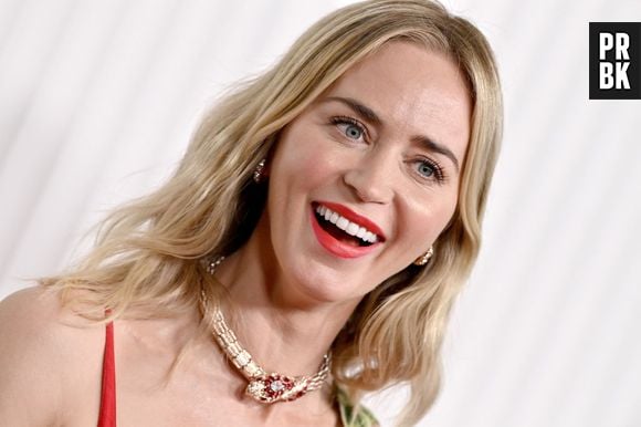 Emily Blunt usou joias Bulgari, incluindo um colar Serpenti de alta joalheria enfeitado com rubis e diamantes em ouro rosa de 18 quilates