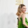 Amanda Seyfried usou minivestido de seda verde esmeralda com cauda da Prada