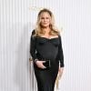 Jennifer Coolidge brilhou usando vestido de jérsei preto, de Saint Laurent por Anthony Vaccarello