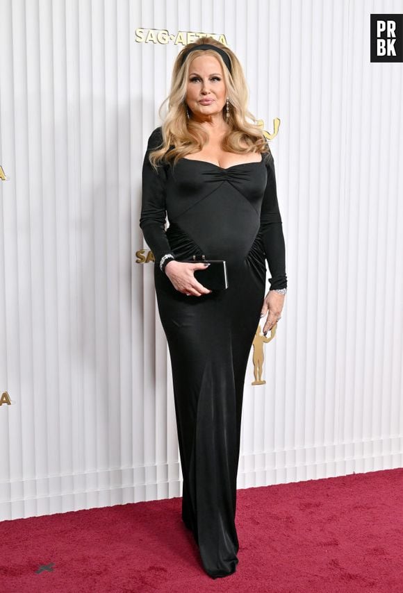 Jennifer Coolidge brilhou usando vestido de jérsei preto, de Saint Laurent por Anthony Vaccarello