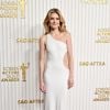 Meghann Fahy ganhou elogios por seu visual minimalista: um vestido Ralph Lauren branco de um ombro com um detalhe recortado na cintura