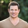 Nick Lachey acessou seu perfil no Twitter e admitiu que "exagerou", mas ainda assim negou ter feito contato físico com o fotógrafo.